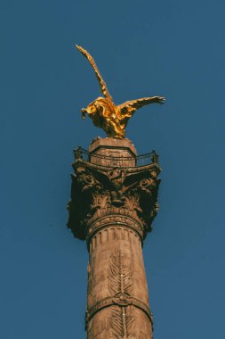 Meksika, Mexico City, DF. 14 Kasım 2025: Bağımsızlık Meleği ve mavi gökyüzünün heykeli.