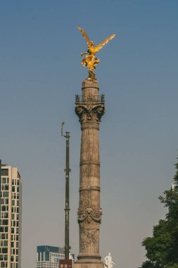 Meksika, Mexico City, DF. 14 Kasım 2025: Bağımsızlık Meleği ve mavi gökyüzünün heykeli.