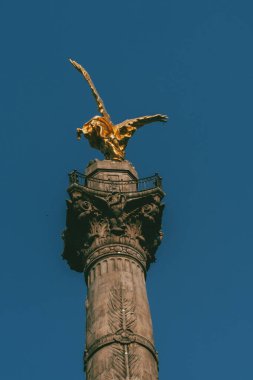 Meksika, Mexico City, DF. 14 Kasım 2025: Bağımsızlık Meleği ve mavi gökyüzünün heykeli.