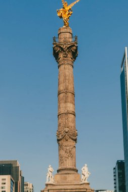 Meksika, Mexico City, DF. 14 Kasım 2025: Bağımsızlık Meleği ve mavi gökyüzünün heykeli.