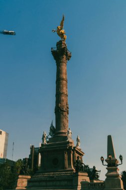Meksika, Mexico City, DF. 14 Kasım 2025: Bağımsızlık Meleği ve mavi gökyüzünün heykeli.