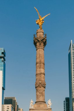 Meksika, Mexico City, DF. 14 Kasım 2025: Bağımsızlık Meleği ve mavi gökyüzünün heykeli.