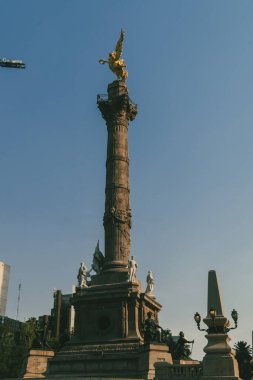 Meksika, Mexico City, DF. 14 Kasım 2025: Bağımsızlık Meleği ve mavi gökyüzünün heykeli.