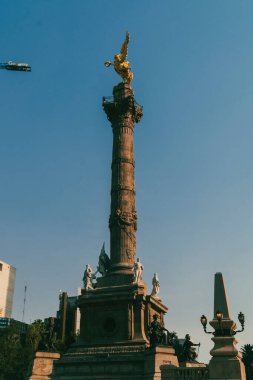 Meksika, Mexico City, DF. 14 Kasım 2025: Bağımsızlık Meleği ve mavi gökyüzünün heykeli.