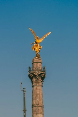 Meksika, Mexico City, DF. 14 Kasım 2025: Bağımsızlık Meleği ve mavi gökyüzünün heykeli.