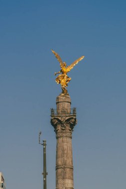 Meksika, Mexico City, DF. 14 Kasım 2025: Bağımsızlık Meleği ve mavi gökyüzünün heykeli.