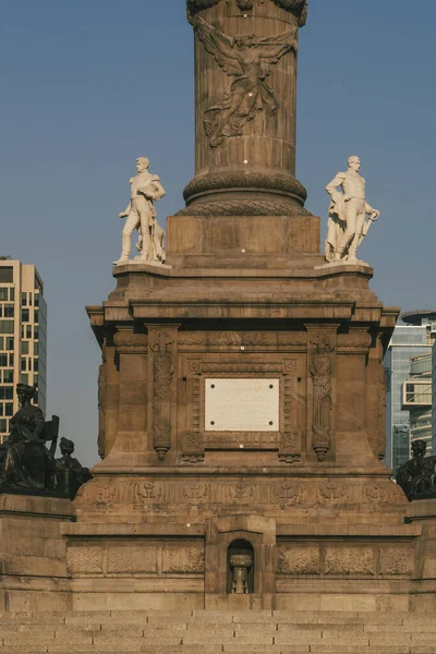 Meksika, Mexico City, DF. 14 Kasım 2025: Bağımsızlık Meleği ve mavi gökyüzünün heykeli.