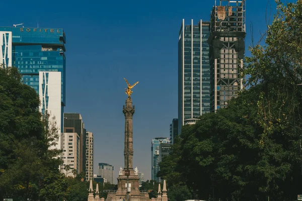 Meksika, Mexico City, DF. 14 Kasım 2025: Bağımsızlık Meleği ve mavi gökyüzünün heykeli.