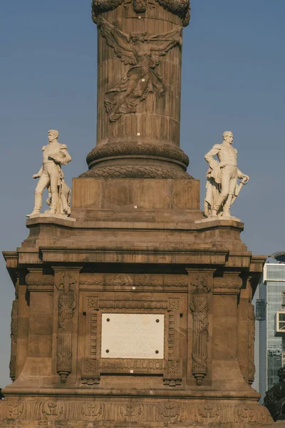 Meksika, Mexico City, DF. 14 Kasım 2025: Bağımsızlık Meleği ve mavi gökyüzünün heykeli.