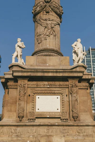 Meksika, Mexico City, DF. 14 Kasım 2025: Bağımsızlık Meleği ve mavi gökyüzünün heykeli.