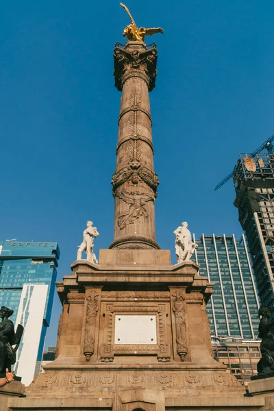 Meksika, Mexico City, DF. 14 Kasım 2025: Bağımsızlık Meleği ve mavi gökyüzünün heykeli.