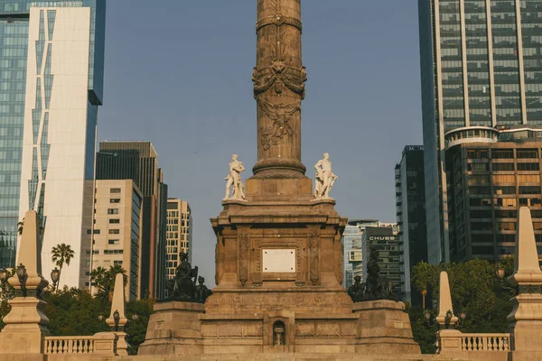 Meksika, Mexico City, DF. 14 Kasım 2025: Bağımsızlık Meleği ve mavi gökyüzünün heykeli.