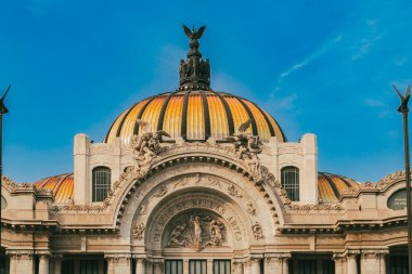 Meksika, Mexico City, DF. 16 Kasım 2025: Güzel Sanatlar Sarayı 'nın mimarisi ve cephesi.