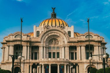 Meksika, Mexico City, DF. 16 Kasım 2025: Güzel Sanatlar Sarayı 'nın mimarisi ve cephesi.