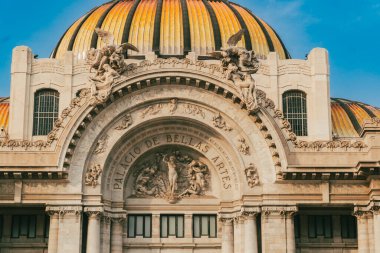 Meksika, Mexico City, DF. 16 Kasım 2025: Güzel Sanatlar Sarayı 'nın mimarisi ve cephesi.