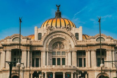 Meksika, Mexico City, DF. 16 Kasım 2025: Güzel Sanatlar Sarayı 'nın mimarisi ve cephesi.