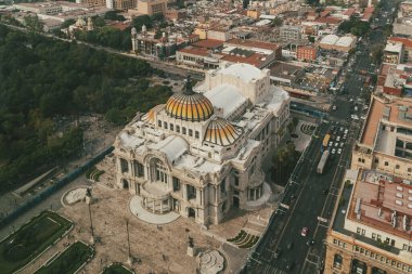 Meksika, Mexico City, DF. 16 Kasım 2025: Güzel Sanatlar Sarayı 'nın mimarisi ve cephesi.