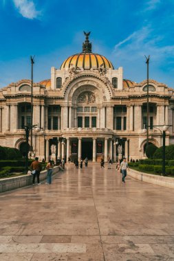 Meksika, Mexico City, DF. 16 Kasım 2025: Güzel Sanatlar Sarayı 'nın mimarisi ve cephesi.