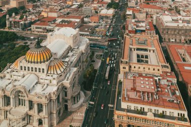 Meksika, Mexico City, DF. 16 Kasım 2025: Güzel Sanatlar Sarayı 'nın mimarisi ve cephesi.