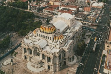Meksika, Mexico City, DF. 16 Kasım 2025: Güzel Sanatlar Sarayı 'nın mimarisi ve cephesi.