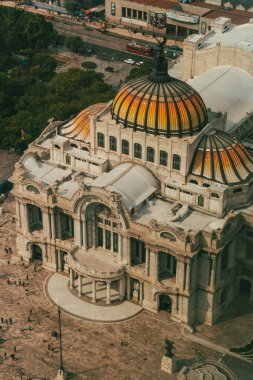 Meksika, Mexico City, DF. 16 Kasım 2025: Güzel Sanatlar Sarayı 'nın mimarisi ve cephesi.