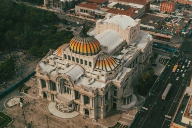 Meksika, Mexico City, DF. 16 Kasım 2025: Güzel Sanatlar Sarayı 'nın mimarisi ve cephesi.