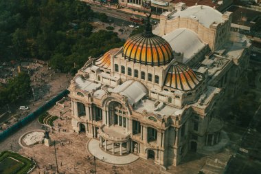 Meksika, Mexico City, DF. 16 Kasım 2025: Güzel Sanatlar Sarayı 'nın mimarisi ve cephesi.