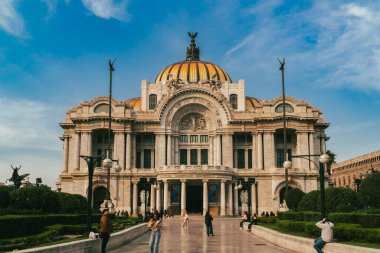 Meksika, Mexico City, DF. 16 Kasım 2025: Güzel Sanatlar Sarayı 'nın mimarisi ve cephesi.