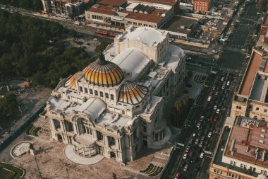 Meksika, Mexico City, DF. 16 Kasım 2025: Güzel Sanatlar Sarayı 'nın mimarisi ve cephesi.