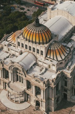 Meksika, Mexico City, DF. 16 Kasım 2025: Güzel Sanatlar Sarayı 'nın mimarisi ve cephesi.