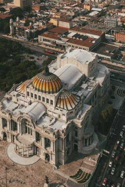 Meksika, Mexico City, DF. 16 Kasım 2025: Güzel Sanatlar Sarayı 'nın mimarisi ve cephesi.
