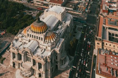 Meksika, Mexico City, DF. 16 Kasım 2025: Güzel Sanatlar Sarayı 'nın mimarisi ve cephesi.