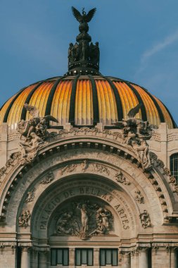 Meksika, Mexico City, DF. 16 Kasım 2025: Güzel Sanatlar Sarayı 'nın mimarisi ve cephesi.