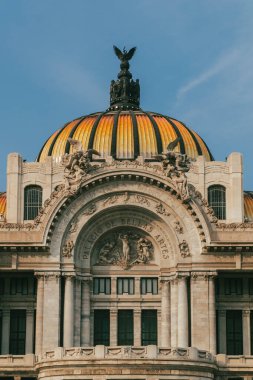 Meksika, Mexico City, DF. 16 Kasım 2025: Güzel Sanatlar Sarayı 'nın mimarisi ve cephesi.