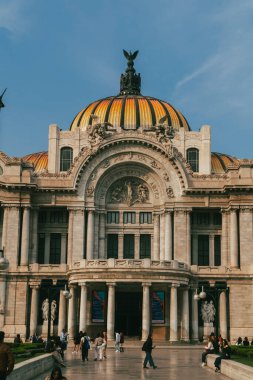 Meksika, Mexico City, DF. 16 Kasım 2025: Güzel Sanatlar Sarayı 'nın mimarisi ve cephesi.