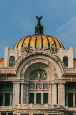 Meksika, Mexico City, DF. 16 Kasım 2025: Güzel Sanatlar Sarayı 'nın mimarisi ve cephesi.