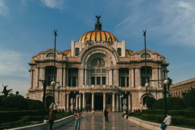 Meksika, Mexico City, DF. 16 Kasım 2025: Güzel Sanatlar Sarayı 'nın mimarisi ve cephesi.