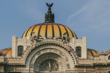 Meksika, Mexico City, DF. 16 Kasım 2025: Güzel Sanatlar Sarayı 'nın mimarisi ve cephesi.