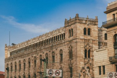 Meksika, Mexico City, DF. 14 Kasım 2025: Meksika Posta Sarayı ve Mavi Gökyüzü.