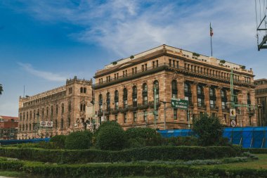 Meksika, Mexico City, DF. 14 Kasım 2025: Meksika Posta Sarayı ve Mavi Gökyüzü.