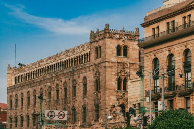 Meksika, Mexico City, DF. 14 Kasım 2025: Meksika Posta Sarayı ve Mavi Gökyüzü.