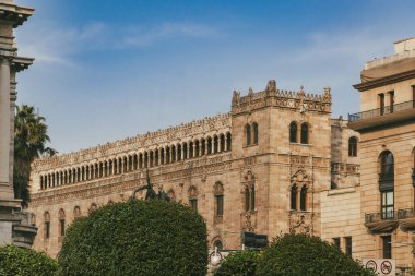 Meksika, Mexico City, DF. 14 Kasım 2025: Meksika Posta Sarayı ve Mavi Gökyüzü.