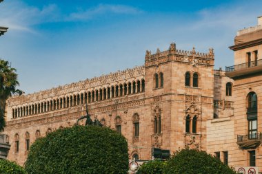 Meksika, Mexico City, DF. 14 Kasım 2025: Meksika Posta Sarayı ve Mavi Gökyüzü.