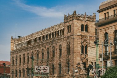 Meksika, Mexico City, DF. 14 Kasım 2025: Meksika Posta Sarayı ve Mavi Gökyüzü.