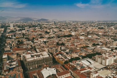 Meksika, Mexico City, DF. 14 Kasım 2025: Mavi gökyüzü ile Mexico City 'nin panoramik manzarası.