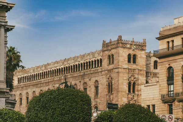 Meksika, Mexico City, DF. 14 Kasım 2025: Meksika Posta Sarayı ve Mavi Gökyüzü.