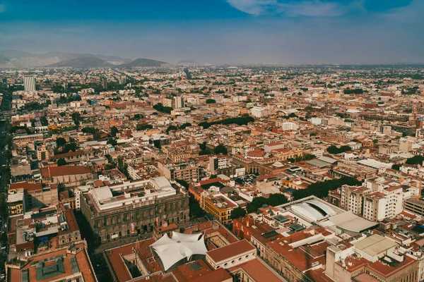 Meksika, Mexico City, DF. 14 Kasım 2025: Mavi gökyüzü ile Mexico City 'nin panoramik manzarası.