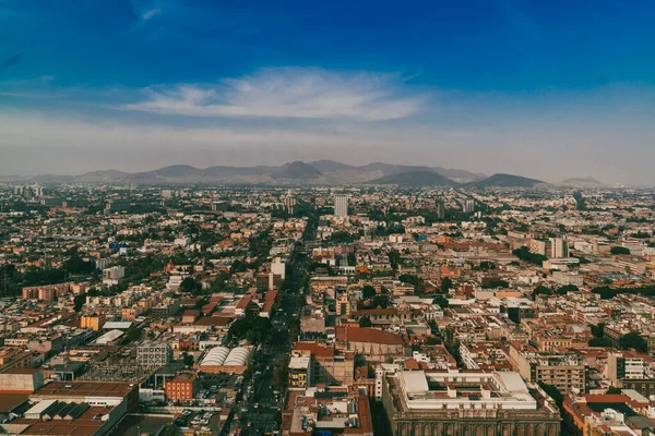 Meksika, Mexico City, DF. 14 Kasım 2025: Mavi gökyüzü ile Mexico City 'nin panoramik manzarası.
