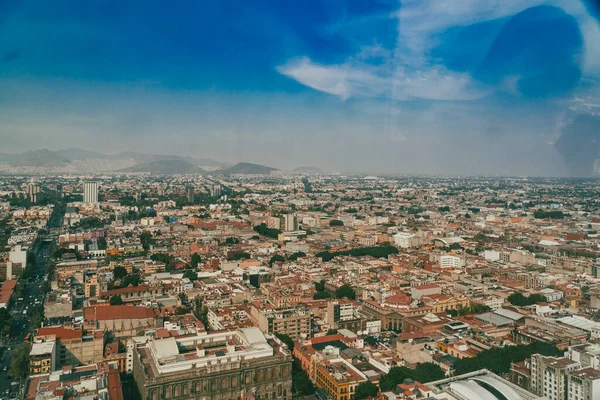 Meksika, Mexico City, DF. 14 Kasım 2025: Mavi gökyüzü ile Mexico City 'nin panoramik manzarası.
