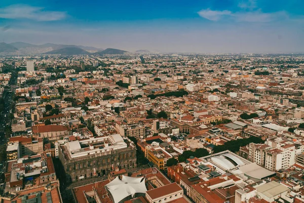 Meksika, Mexico City, DF. 14 Kasım 2025: Mavi gökyüzü ile Mexico City 'nin panoramik manzarası.